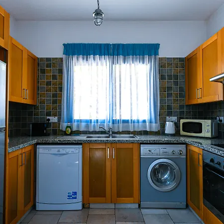 Azzurro Luxury מלון פאפוס