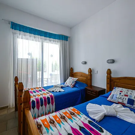 Azzurro Luxury 5* פאפוס